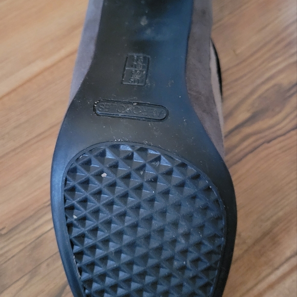 Aerosole suede pumps size 7 1/2 - Picture 3 of 7
